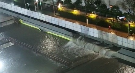 Água invade Estação Sesc-Pompeia do metrô de São Paulo