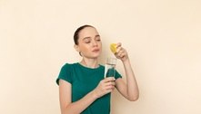 Falso: beber água com limão em jejum desintoxica e ajuda a emagrecer