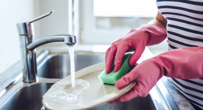 Água na limpeza: 7 dicas para evitar o desperdício e economizar na conta