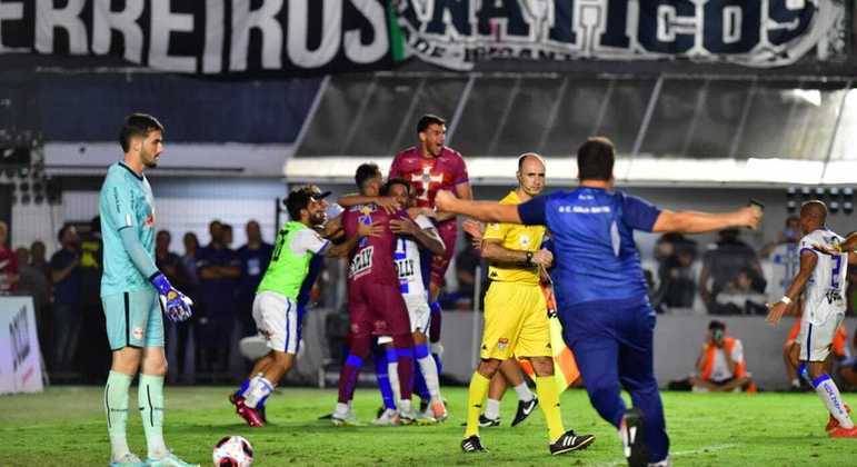 Água Santa comemora a classificação inédita, e merecida, para a final do Paulista