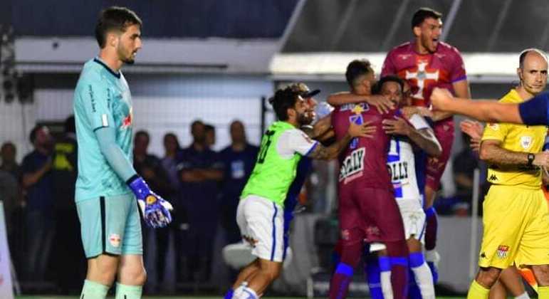 Jogadores do Água Santa comemoram a classificação à final do Paulistão