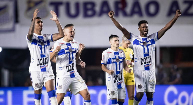 Jogadores do Água Santa comemoram pênalti convertido na semifinal do Paulistão
