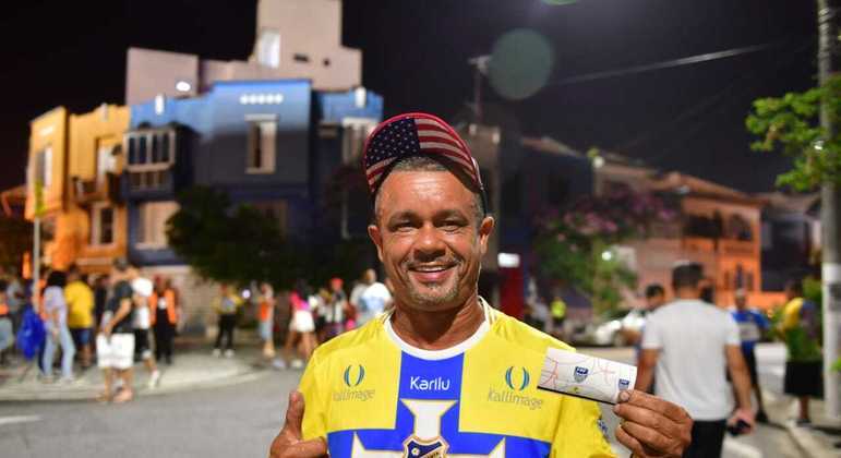 Ramon Andrade mostra com orgulho o ingresso do jogo, antes do apito inicial
