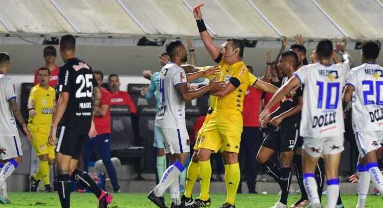 Expulsão de Rodrigo Sam, depois de tentar intimidar Arthur do Red Bull Bragantino 