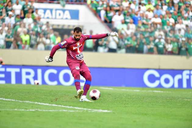 Ygor Vinhas fez defesas importantes no primeiro tempo e evitou gol de Breno Lopes