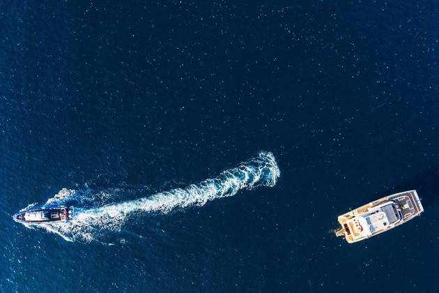 Em fotografia, enorme quantidade de águas-vivas aparenta ser pontinhos brancos em meio ao mar Mediterrâneo