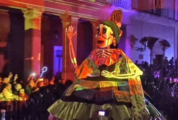 Aguascalientes - A 490 km da capital, a cidade faz o Festival de Las Calaveras, com um passeio noturno que é a principal atração. Os participantes percorrem o Cerro Del Muerto lembrando de lendas assustadoras da localidade. 