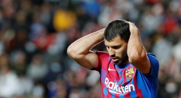 Sergio Agüero ficará pelo menos três meses afastado do Barcelona