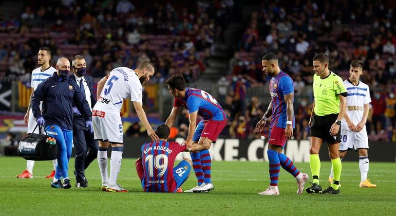 Agüero teve de ser substituído após sentir fortes dores no peito 