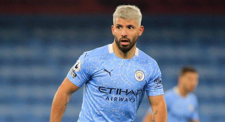 Membro de honra da seleção argentina, Sergio Aguero, mesmo aposentado, vive com muito luxo e mordomias. A garagem do 5º maior artilheiro da Premier League na história tem modelos inusitados, que vão desde carro personalizado com as cores do Manchester City, até Lamborghini que já está 'com teias de aranha' porque o ex-jogador não usa.Conheça os modelos e quanto cada um custou: