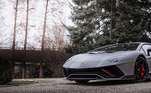 Lamborghini Aventador (R$ 2,2 milhões)Em 2014, Aguero esbanjou dinheiro em um impressionante Lamborghini. A primeira parada foi no persnonalizador de carros de celebridades, Yianni Charalambous. O carro foi envelopado em preto acetinado, ganhou rodas personalizadas e o interior laranja. O Aventador é o carro mais rápido de Aguero - e pode atingir uma velocidade máxima de 350 km/h