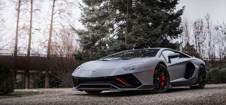 Lamborghini Aventador (R$ 2,2 milhões)Em 2014, Aguero esbanjou dinheiro em um impressionante Lamborghini. A primeira parada foi no persnonalizador de carros de celebridades, Yianni Charalambous. O carro foi envelopado em preto acetinado, ganhou rodas personalizadas e o interior laranja. O Aventador é o carro mais rápido de Aguero - e pode atingir uma velocidade máxima de 350 km/h