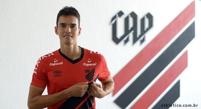 Aguilar foi repassado ao Athletico. Revolta dos colombianos foi parar na Fifa