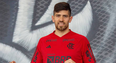 Agustín Rossi já posou com a camisa do Flamengo