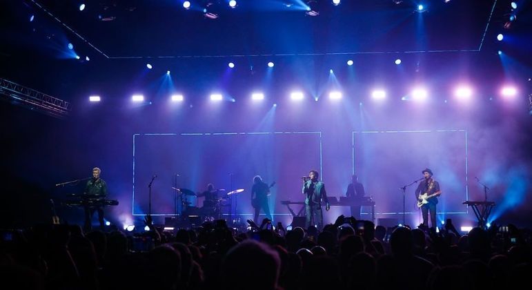 O trio junto com sua banda em sua primeira noite em SP