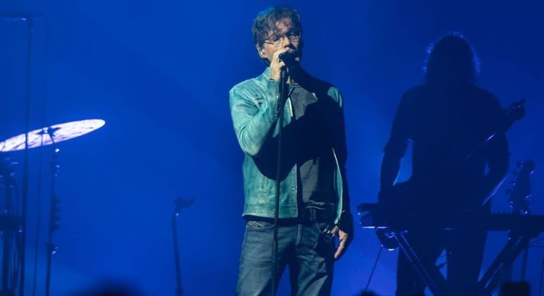 O vocalista Morten Harket no início do show na noite desta segunda-feira (18), em São Paulo