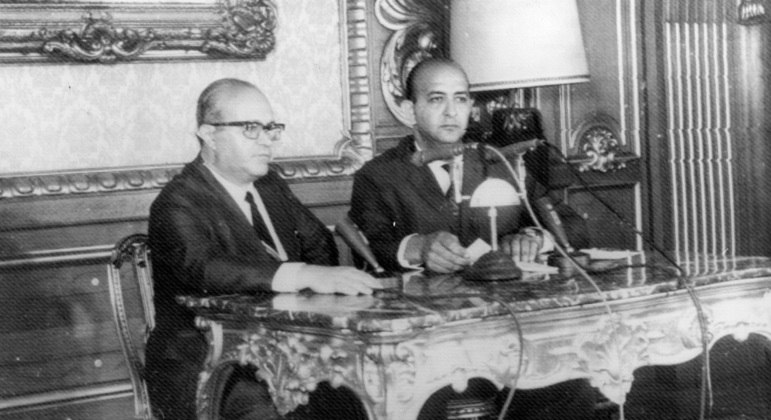 Ministro Luis Antônio Gama e Silva e o locutor Alberto Curi, durante anúncio do AI-5
