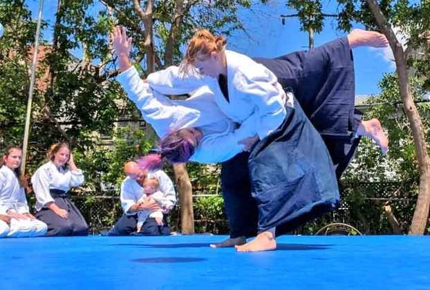 Aikido- Criado por Morihei Ueshiba, no Japão, no início do século XX, baseia-se em movimentos circulares e fluidos, desequilíbrios e projeções para neutralizar o oponente, em vez de ataques diretos.