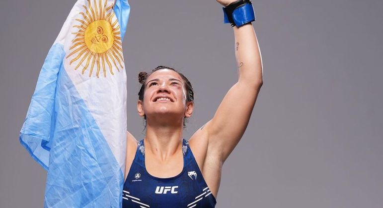 A lutadora Ailín Pérez venceu Lucie Pudilova no UFC Vegas 82. Para celebrar a vitória, a argentina decidiu dar um 