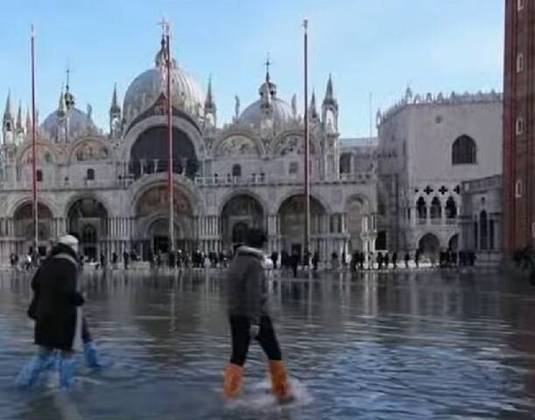 Ainda assim, apenas 5% do centro histórico de Veneza ficou debaixo d'água, incluindo a famosa Piazza San Marco, que é o ponto mais baixo da cidade, com 15 centímetros de água.