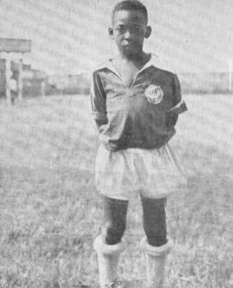 Ainda criança, Pelé chegou a jogar no Sete de Setembro e no Ameriquinha, mas foi no Bauru Atlético Clube que iniciou sua carreira profissional, aos 11 anos de idade.