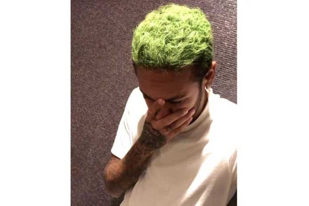Ainda em 2017, Neymar pintou o cabelo de verde. Naquele ano, o craque foi vendido para o PSG, da França, onde está até hoje. 