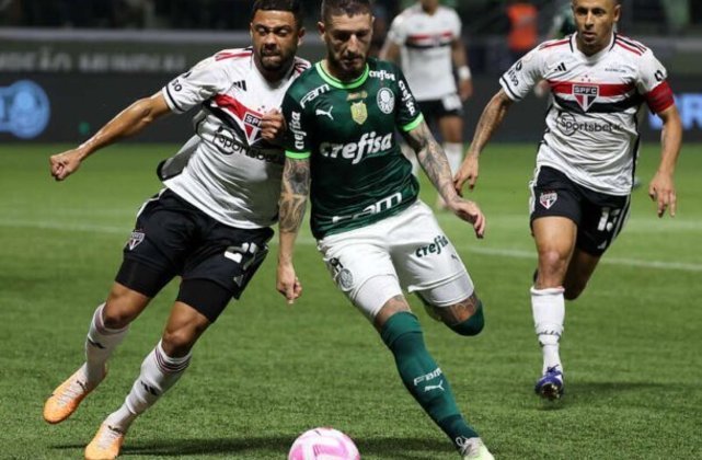 Ainda em outubro, o São Paulo teve outras duas derrotas e dois empates. Um dos revés ficou marcado pela goleada sofrida para o Palmeiras por 5 a 0, no Allianz Parque. A partida também marcou uma lesão de Lucas Moura.