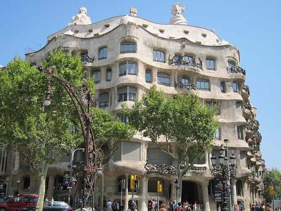Ainda há a Casa Milà, também chamada de “La Pedrera”, outra obra de Gaudí. Impressiona por não conter nenhuma linha reta no projeto arquitetônico de sua fachada, fator que lhe torna singular e impacta pelos detalhes e complexidade. Trata-se de uma residência em forma de arte, já que ainda abriga famílias. 