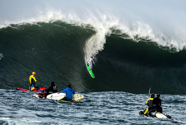 Ainda na Califórnia, mas na cidade de Half Moon Bay, fica Mavericks, onde as ondas podem chegar a 20 metros de altura no inverno. Tornou-se conhecida na década de 1990 após publicação de uma foto de Steve Tadin na revista ‘Surfer’. 