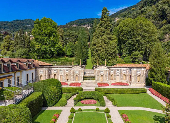 Ainda na Europa, mas na Itália, há que se comentar sobre o Hotel Villa D'Este, que fica localizado em Cernobbio, de frente para o Lago do Como, um dos mais bonitos do mundo.