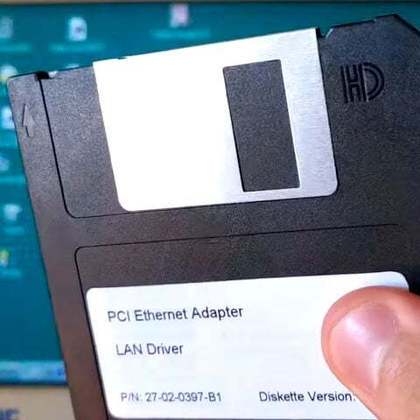 Ainda na parte de tecnologia dos anos 90, havia os disquetes. Era um disco de armazenamento, que com o avanço da tecnologia acabou sendo substituído por dispositivos como o pendrive. 