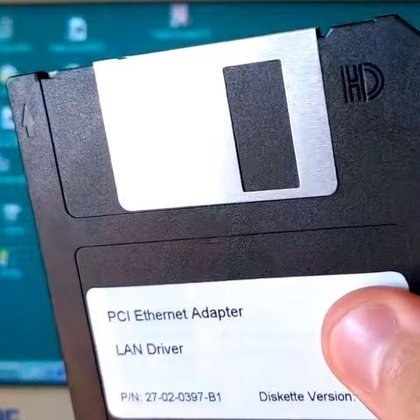 Ainda na parte de tecnologia dos anos 90... Você se lembra dos disquetes? Era um disco de armazenamento, que com o avanço da tecnologia acabou sendo substituído por aparelhos como o pen-drive. 