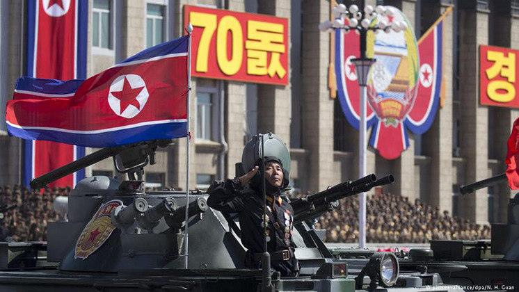Ainda neste tópico, é obrigatório fazer reverência a Kim Jong-Un. Na capital Pyongyang, há imagens dele em praticamente todas as ruas. E se você não cumprir o ritual de reverenciá-lo, arrumará um grande problema com o governo. 