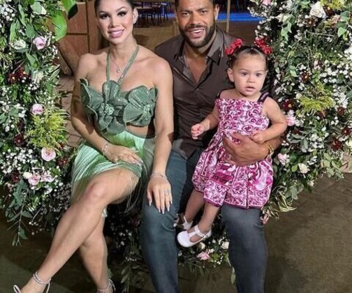 Ainda no futebol brasileiro, o atleticano Hulk, também no estilo, postou uma foto ao lado de sua mulher e sua filha