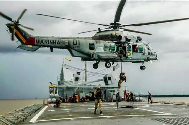 Ainda segundo a Marinha, o treinamento com o helicóptero envolvia o desembarque rápido de tropas em “ambiente adverso”, chamado de “Fast Rope”. 
