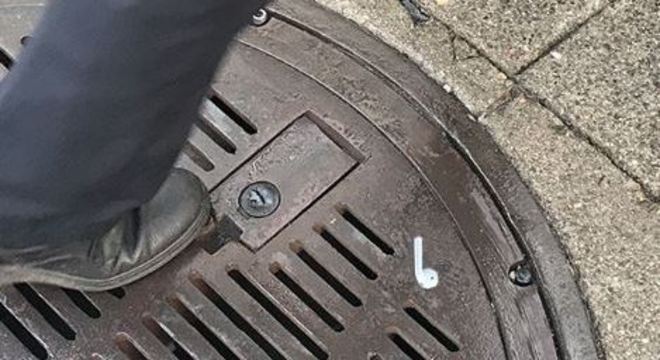 Adesivo de AirPod colado em um boeiro na cidade de São Francisco