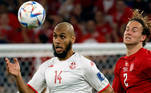 Aissa Laidouni e Joachim Andersen disputam a bola na partida entre Tunísia e Dinamarca