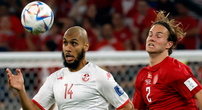 Aissa Laidouni e Joachim Andersen disputam a bola na partida entre Tunísia e Dinamarca