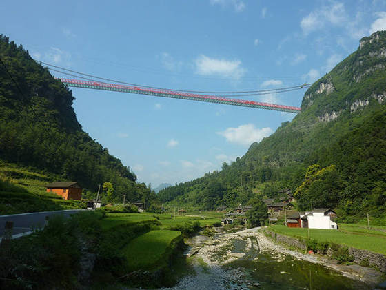 Aizhai - 350m - A ponte suspensa foi inaugurada em 2011 como parte de uma via expressa em Chongqing, na China. 