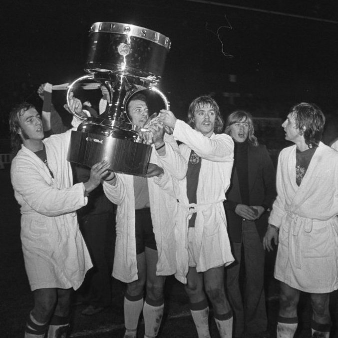 À direita, Cruijff olha os companheiros de Ajax com a taça da Supercopa