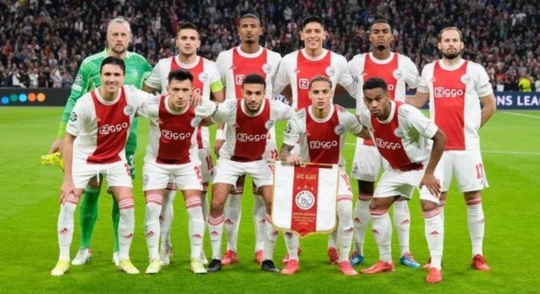 O Ajax, nove pontos em nove disponíveis