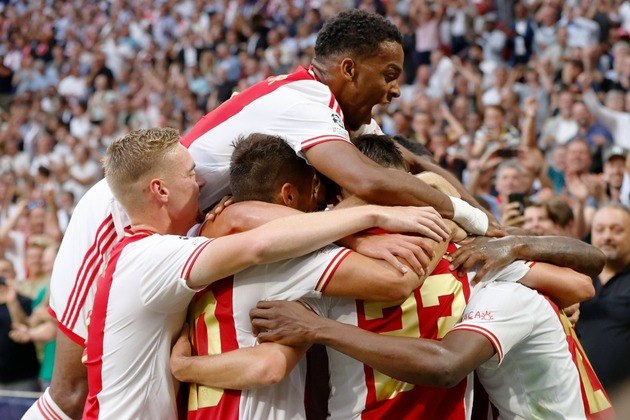 Em casa, o Ajax estreou na Liga dos Campeões com uma sonora goleada de 4 a 0 em cima dos Rangers, da Escócia. Com o resultado, o Ajax é o atual líder do Grupo A