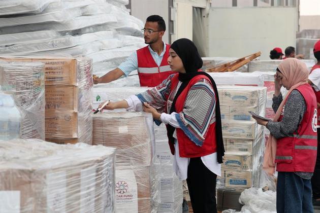 Mais 24 caminhões carregados com alimentos, água e materiais médicos entraram na Faixa de Gaza no domingo (29), através da passagem de Rafah, o maior comboio de ajuda humanitária a entrar no território palestino desde que Israel permitiu o acesso controlado de veículos, na semana passada