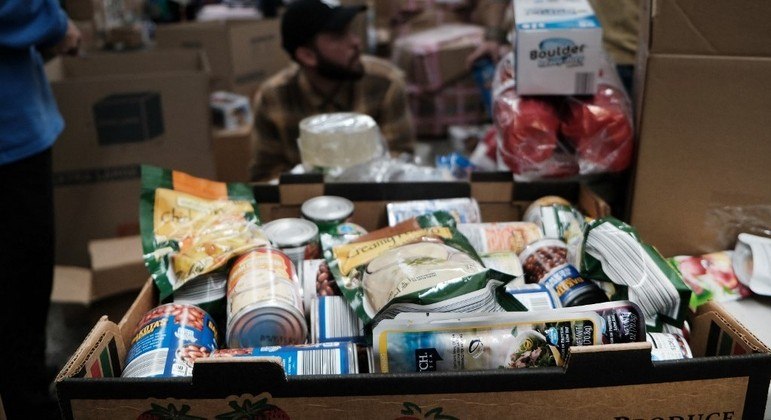 Voluntários embalam alimentos para ajuda humanitária à Ucrânia