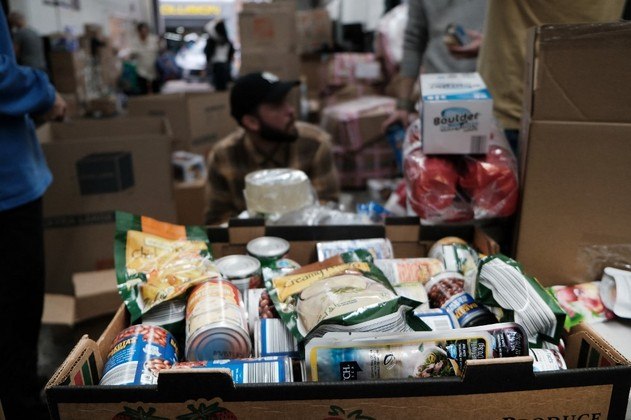 A guerra na Ucrânia, iniciada em 24 de fevereiro com a invasão russa, levou a milhares de mortos e feridos, além de milhões de refugiados. O caos do conflito fez com que problemas sociais ucranianos fossem potencializados, causando à sociedade civil do país sofrimento com a falta de itens básicos. O Ocidente, por sua vez, enviou bilhões de reais em ajuda humanitária para o povo do Leste Europeu como prova de suporte a Kiev durante o confronto. Nesta galeria, o R7 mostra os sete países que enviaram as maiores quantias em ajuda humanitária à Ucrânia