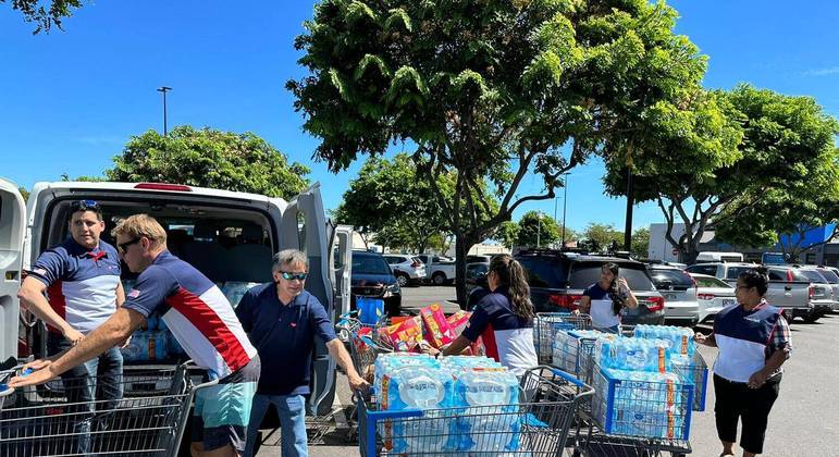 Voluntários do Unisocial entregam alimentos e água mineral para ajudar mais de 600 famílias afetadas por incêndios no Havaí