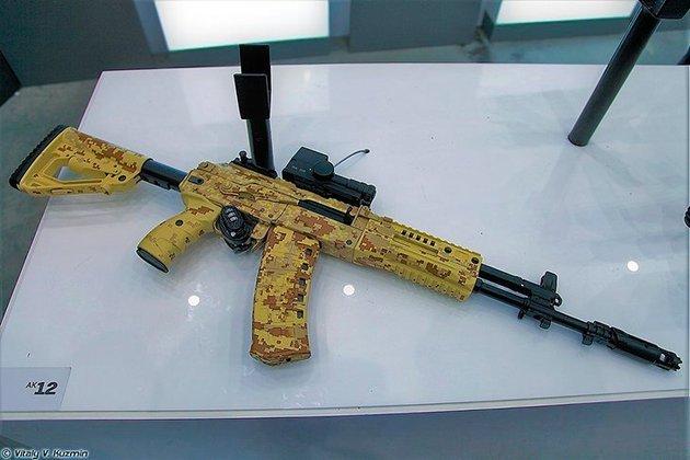 AK-12 - Este é o fuzil oficial do Exército Russo (o K é abreviatura de  Kalashnikov, a grande fábrica armamentista russa). Remodelado em 2015, tem cartucho para 30 projéteis, com capacidade para 700 tiros por minuto e alcance de 800 metros. 