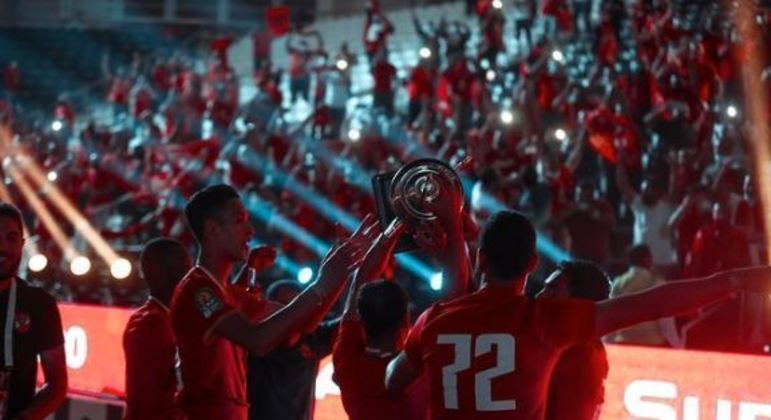 Jogadores do Al-Ahly comemorando título do Egito junto à torcida