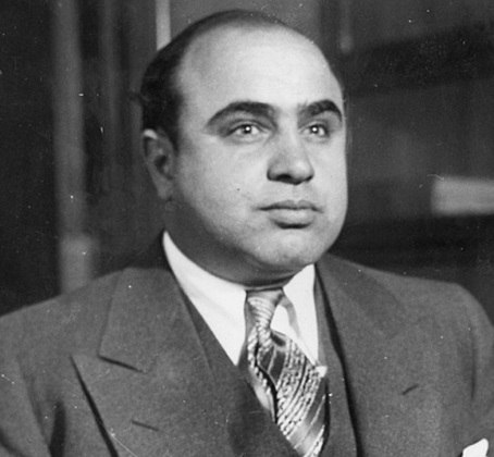 Al Capone - Nasceu no dia 7 de janeiro de 1899,  na cidade de Nova York, sendo que com 14 anos já fazia parte de duas gangues juvenis. Anos depois, ingressou no grupo mafioso Five Points, começando a ser reconhecido como um mafioso extremamente inteligente mas ao mesmo tempo violento.