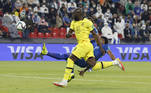 Romelu Lukaku em disputa pela posse de bola com zagueiro do Al-Hilal